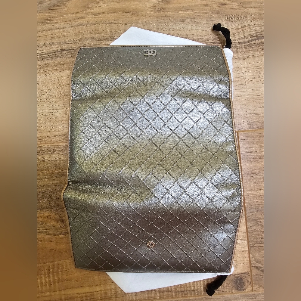 🎉🎉HOST PICK🎉🎉CHANEL Bicolore CC Logo Metallic Leather Long Trifold Wallet - Picture 8 of 16